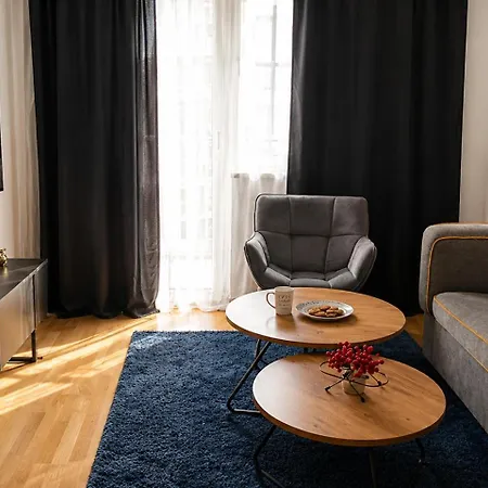 Perfect Location - Self Check-in - Free Parking - Balcony View - Fast Wifi Апартаменты *
