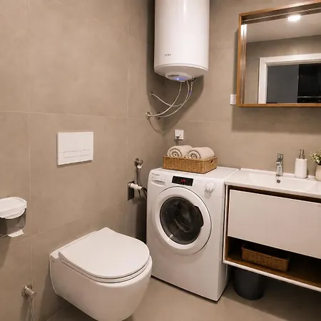 Perfect Location - Self Check-in - Free Parking - Balcony View - Fast Wifi