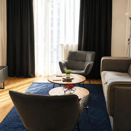 Perfect Location - Self Check-in - Free Parking - Balcony View - Fast Wifi *